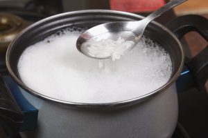 Olla de arroz cocinándose en agua (Getty Images) 