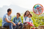 Familia disfrutando al aire libre y de fondo dinero colombiano (Fotos vía Getty Images).