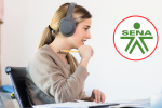 Mujer estudiando virtualmente y de fondo el logo del SENA (Fotos vía COLPRENSA y Getty Images)