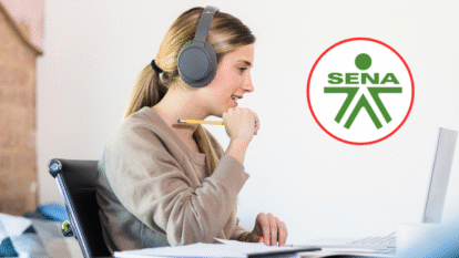 Mujer estudiando virtualmente y de fondo el logo del SENA (Fotos vía COLPRENSA y Getty Images)