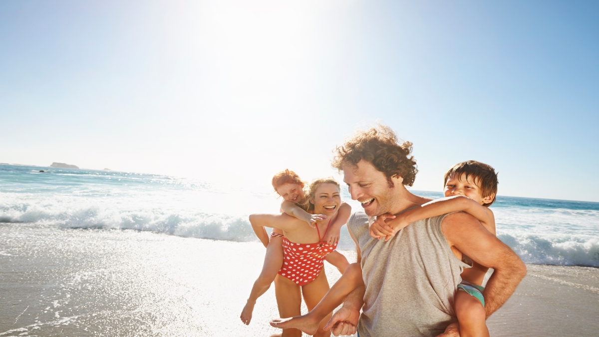 Familia disfrutando de sus vacaciones en la playa (Foto vía Getty Images)