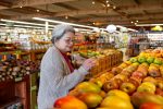 Mujer haciendo mercado de frutas y verduras Foto_ Getty Images