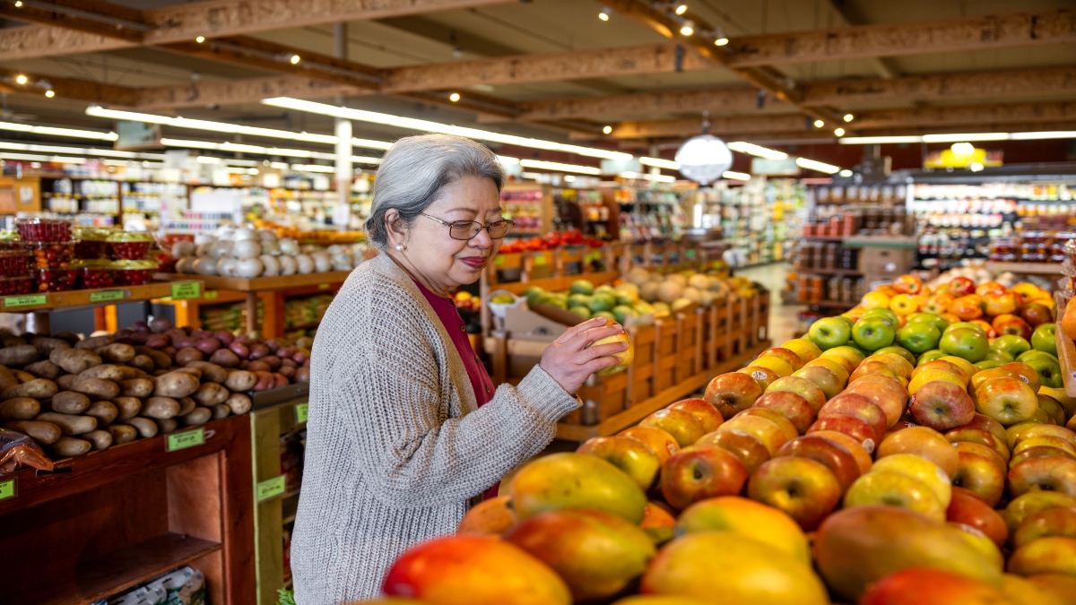 Mujer haciendo mercado de frutas y verduras Foto_ Getty Images