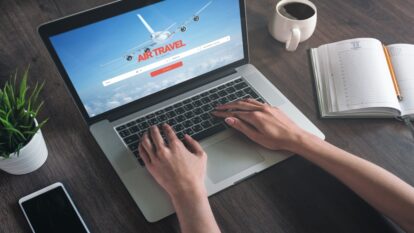 Persona buscando tiquetes aéreos en su computador (Foto vía Getty Images)