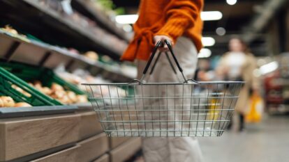 Persona haciendo mercado con una canasta vacía (Foto vía Getty Images)