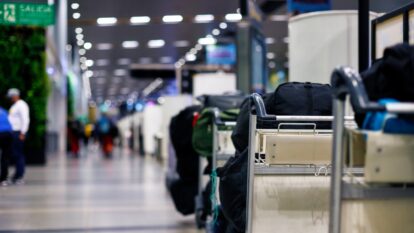 Autorizan que menores salgan del país sin permiso de padres morosos, ¿qué debe hacer?