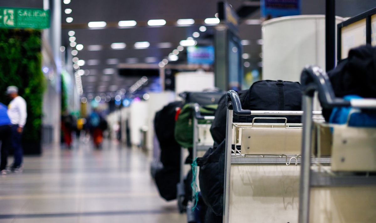 Autorizan que menores salgan del país sin permiso de padres morosos, ¿qué debe hacer?