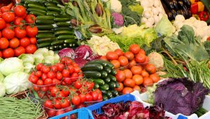 Verduras en el mercado (Foto vía Getty Images)