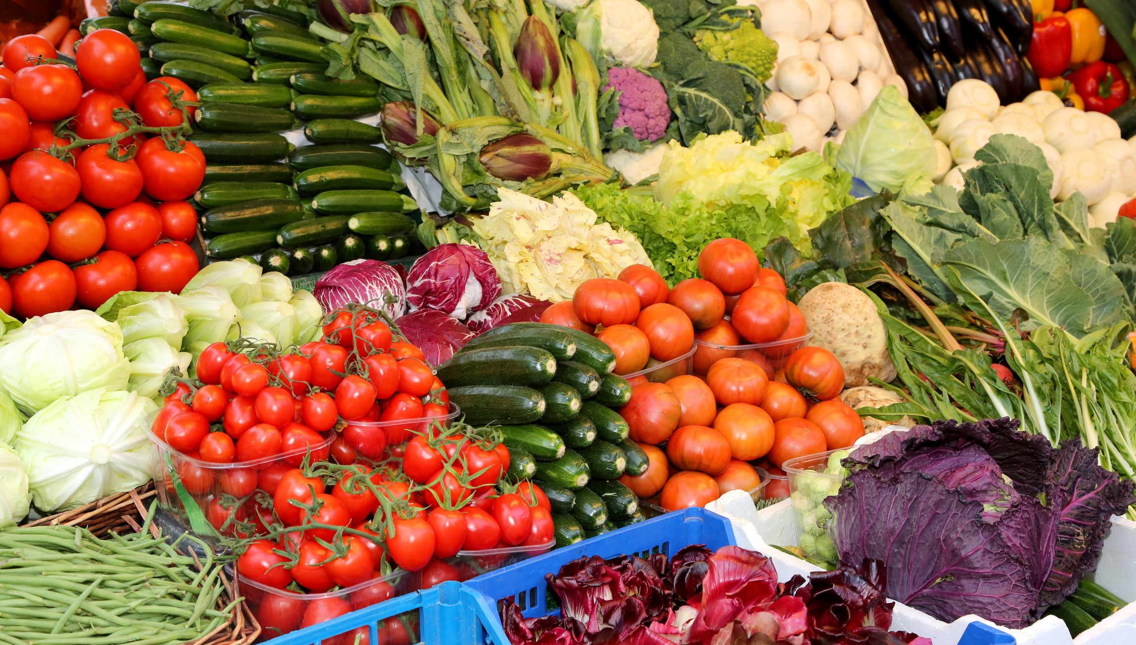 Verduras en el mercado (Foto vía Getty Images)