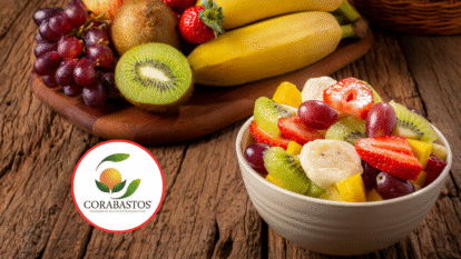 Logo de la Central de Corabastos y de fondo una ensalada de frutas (Fotos vía Getty Images y cortesía Corabastos)