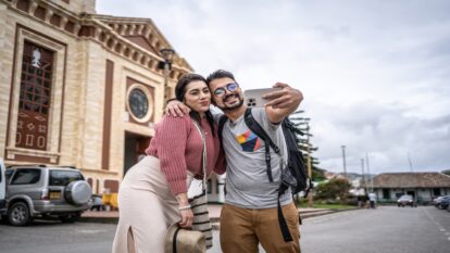 Pareja viejando por Colombia y tomándose una foto (Foto vía Getty Images)