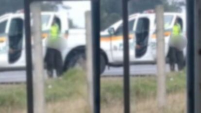 Policía de tránsito fue captado tocándose sus partes partes íntimas en plena vía pública