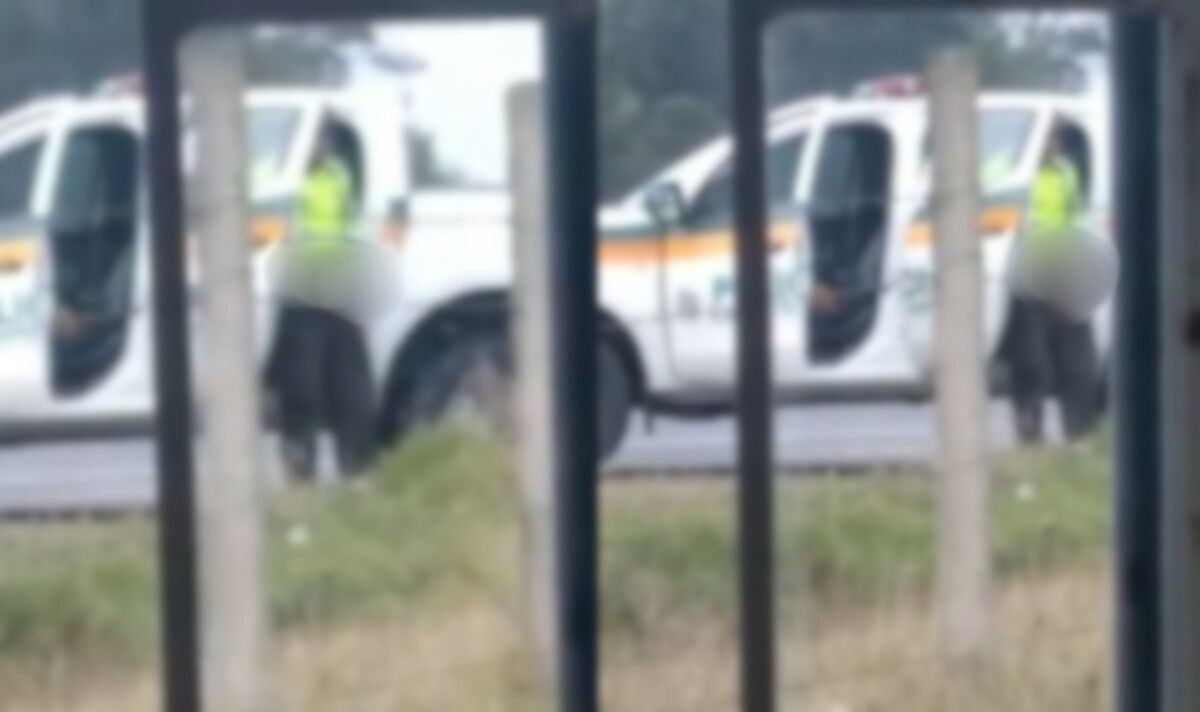 Policía de tránsito fue captado tocándose sus partes partes íntimas en plena vía pública