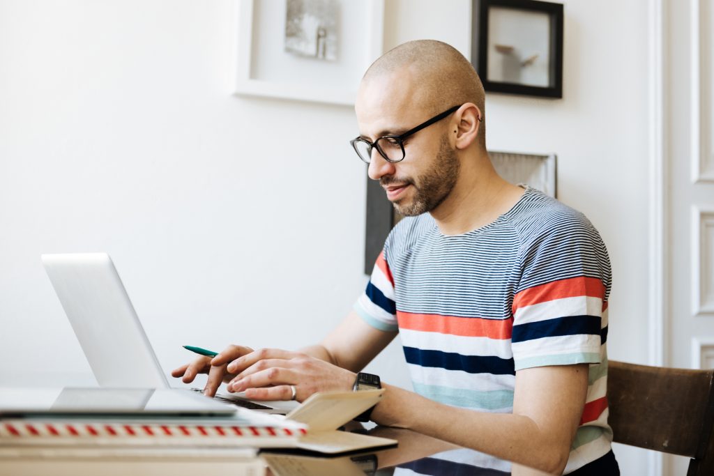 Hombre trabajando en su computador (Foto vía Getty Images)
