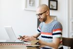 Hombre trabajando en su computador (Foto vía Getty Images)