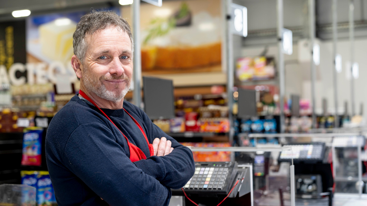 Hombre empleado de un supermercado (Foto vía Getty Images)