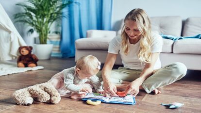 Mujer jugando con una bebé (Foto vía Getty Images)