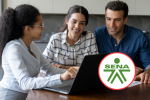 Persona vendiendo servicios a una pareja y de fondo el logo del SENA (Fotos vía Getty Images y COLPRENSA)