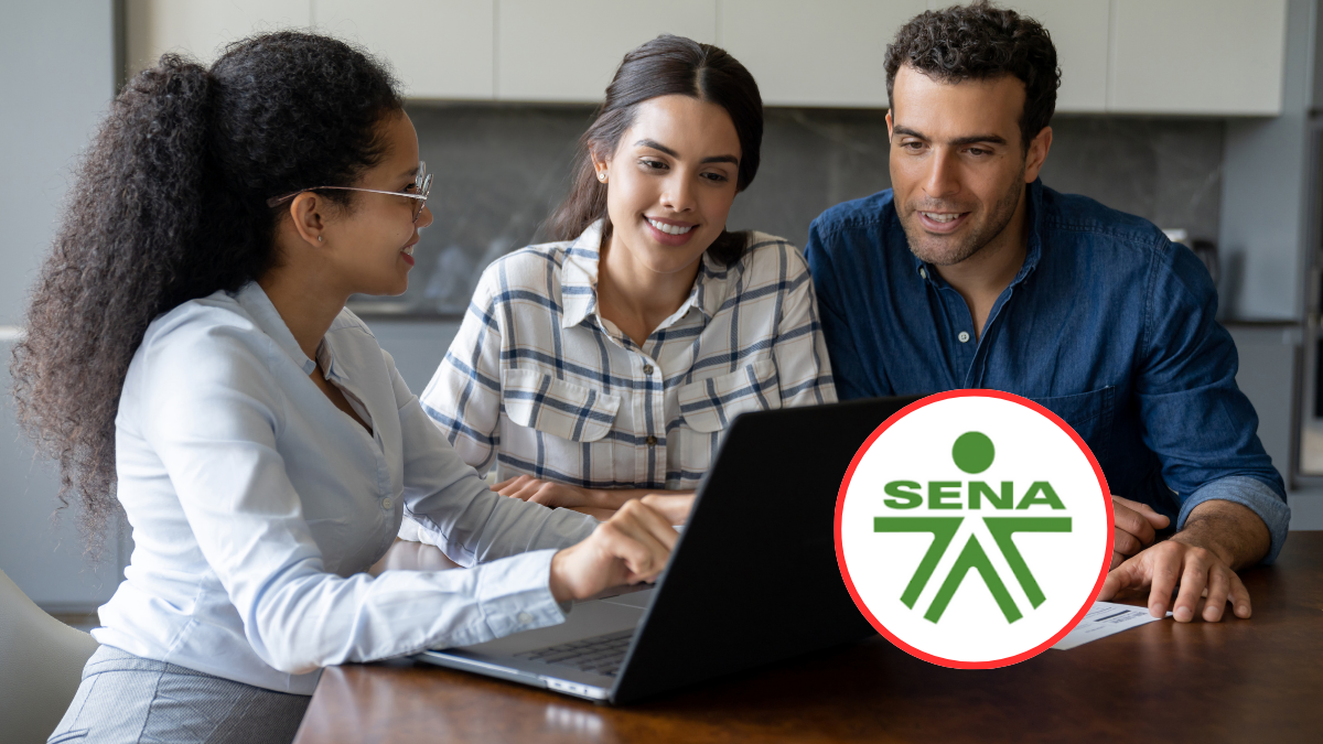 Persona vendiendo servicios a una pareja y de fondo el logo del SENA (Fotos vía Getty Images y COLPRENSA)