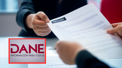 Personas durante una entrevista de trabajo y de fondo el logo del DANE (Fotos vía Getty Images y COLPRENSA)