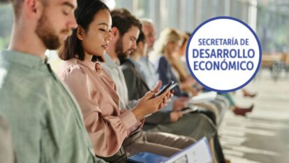 Imagen de referencia // Personas en convocatoria de trabajo // En el círculo logo de La Secretaria Distrital de Desarrollo Económico // Getty Images // Secretaria Distrital de Desarrollo Económico
