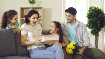 Familia celebrando el Día de la Madre (Foto vía Getty Images)