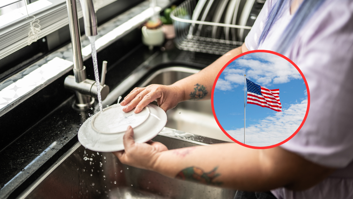 Persona lavando platos y de fondo la bandera de Estados Unidos (Fotos vía Getty Images