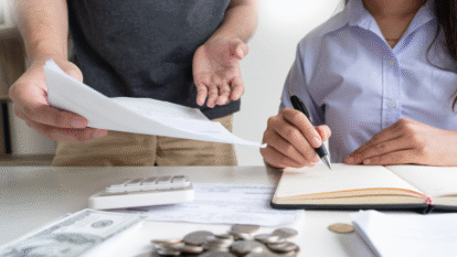 Pareja haciendo cuentas financieras (Getty Images)