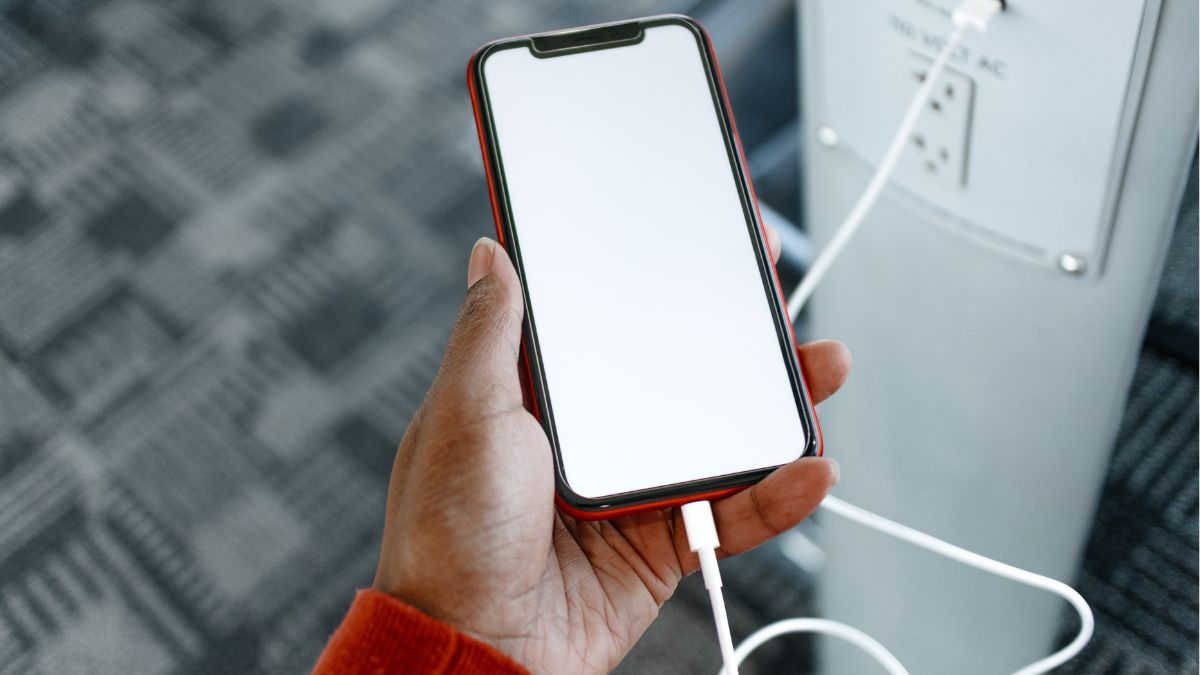 Cargar el celular // Foto: Getty Images