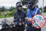 Agente de tránsito colocando multa a motociclista (Getty Images / Colprensa)