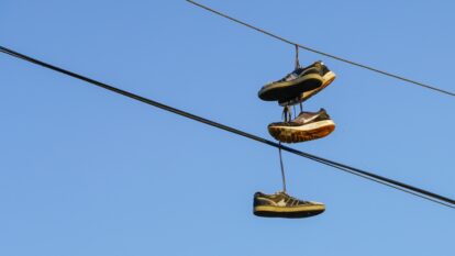 Esto es lo que realmente significa ver tenis colgados en los cables de la luz