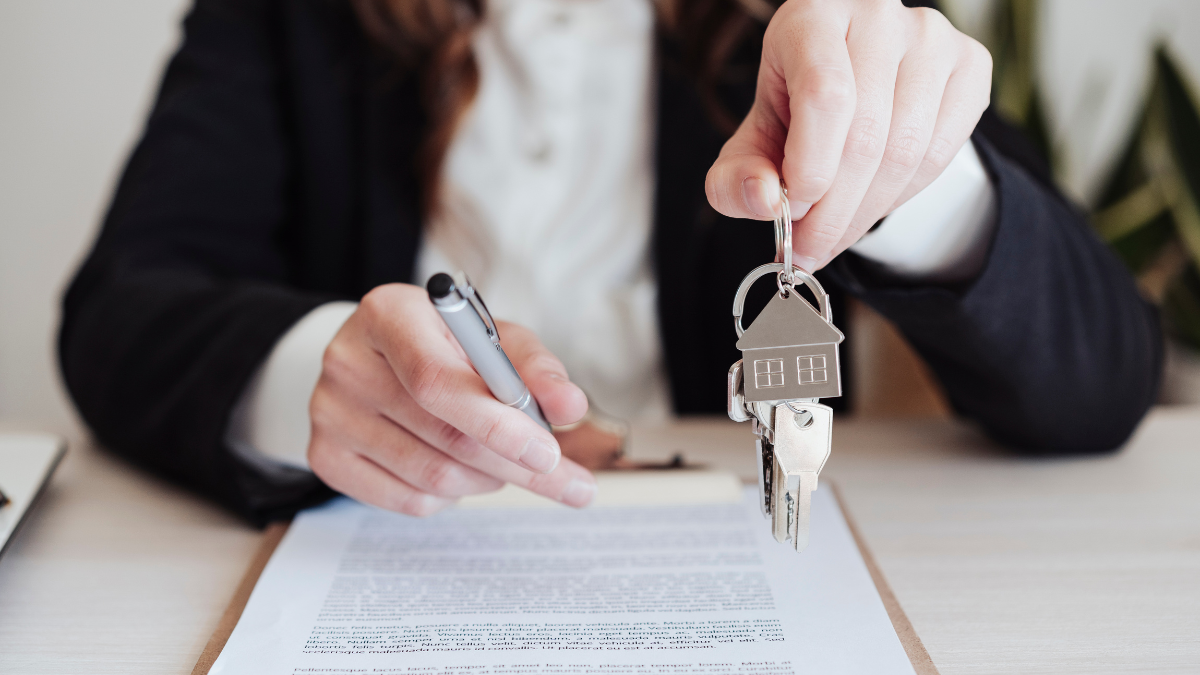 Mujer entregando contrato de arrendamiento/ Getty Images
