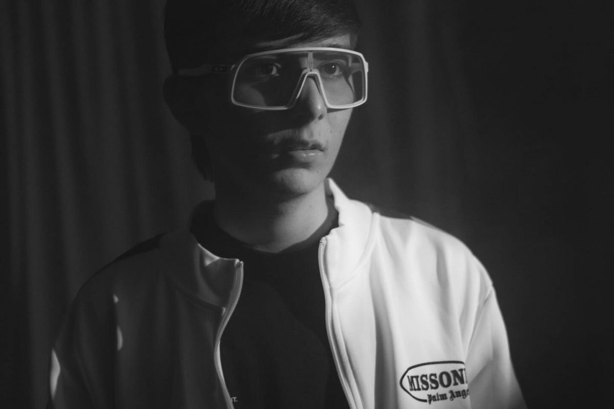 La intensidad de un amor clandestino y la emoción de este, son los temas que trata Víctor M en su nuevo sencillo.