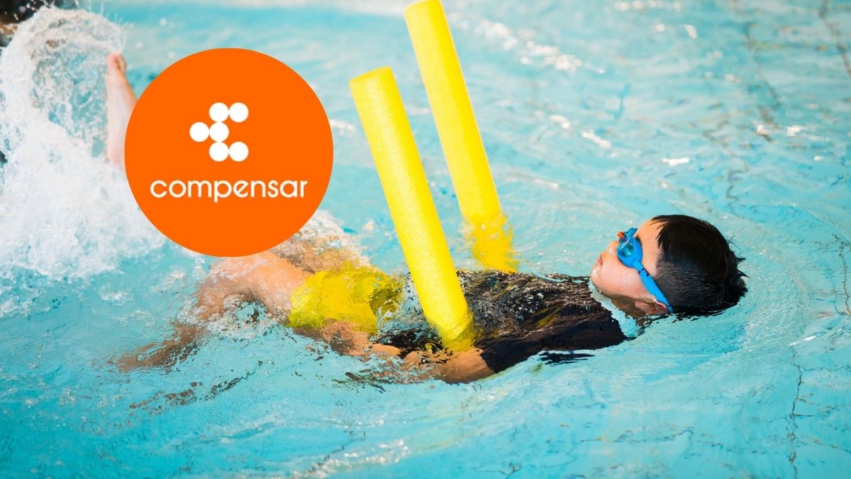Niño aprendiendo a nadar