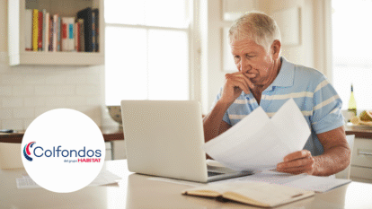 Persona mayor mirando su computador (créditos GettyImages - Colfondos)