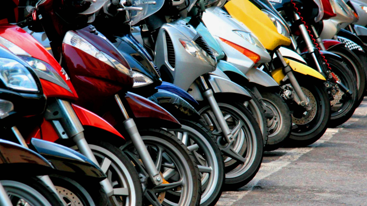 Motos parqueadas en la ciudad (Créditos: Getty Images)