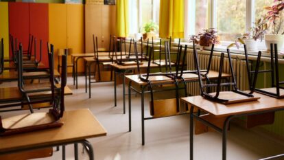 Salón de clases vacío (créditos: GettyImages)