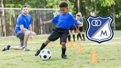Niño entrenando fútbol y el logo de Millonarios F.C. (Foto vía Getty Images)