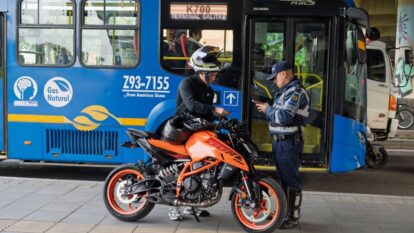Multa motos sobre andenes