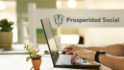 Persona con un computador portátil y al lado el logo de Prosperidad Social (Fotos vía Getty Images y redes sociales de Prosperidad Social)