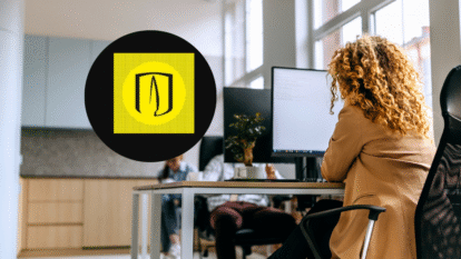 Imagen de una persona en su computador junto al logo de la Universidad de Los Andes. Créditos: Getty Images y Redes Sociales de la Universidad de los Andes