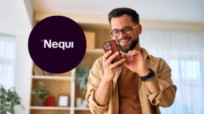 Imagen de una persona viendo su teléfono con el logo de Nequi al lado
