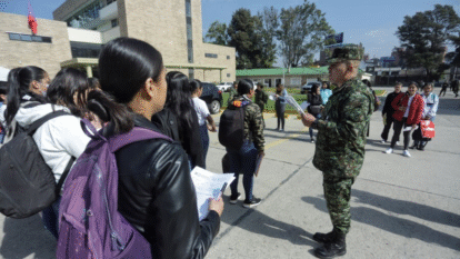 Hombres y Mujeres asistiendo a citación de servicio militar | Colprensa