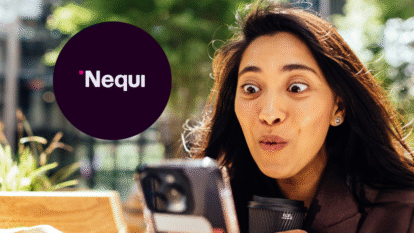 Imagen de una mujer viendo su teléfono con el logo de Nequi al lado