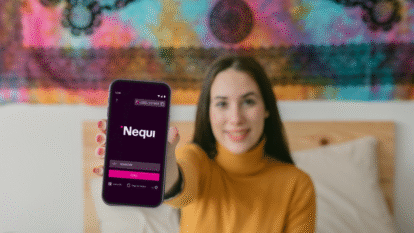Mujer con celular y logo de Nequi | Getty Images - Nequi