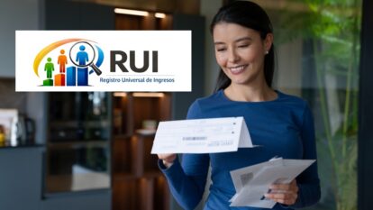 Imagen de persona recibiendo un subsidio con el logo del RUI al lado. Créditos: Getty images y Ventanilla Social DNP