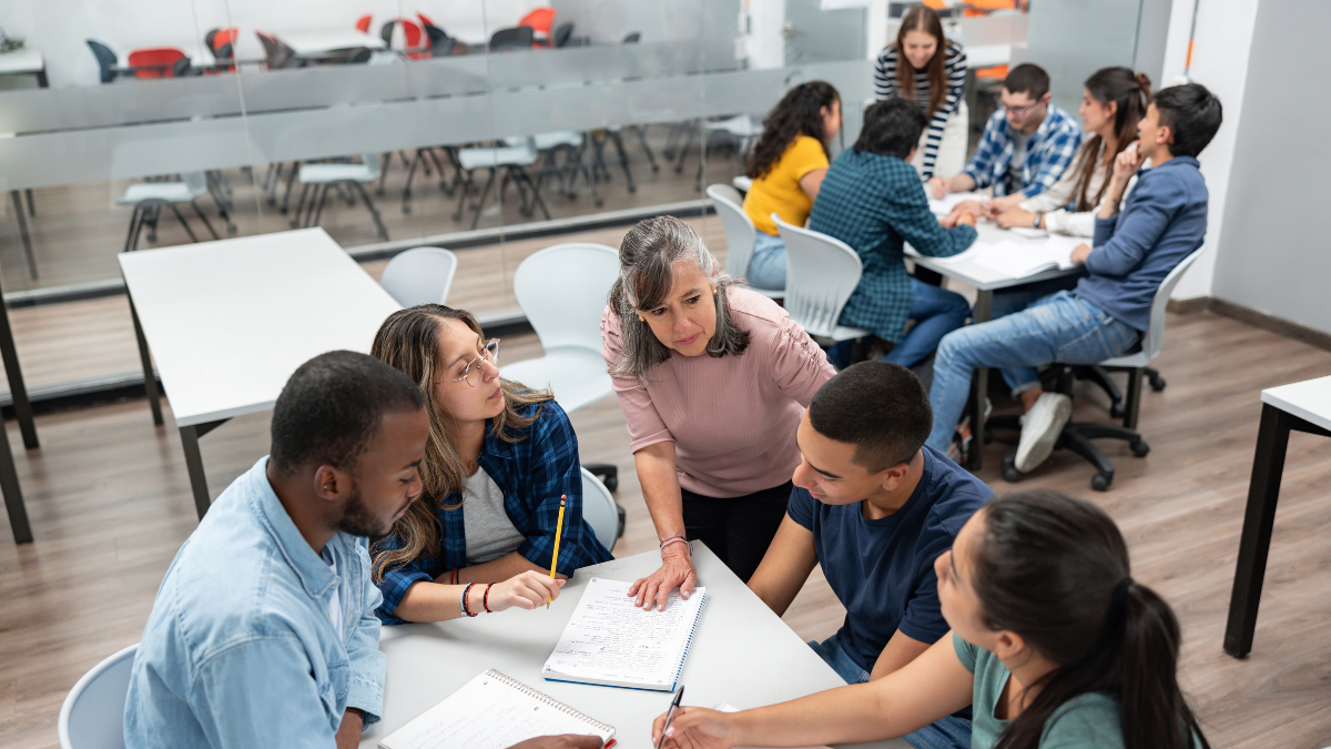 Jóvenes estudiando en Colombia